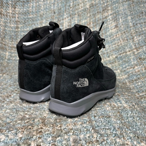 The North Face Youth Back-To-Berkeley Waterproof Hiker in TNF Black/Griffin Grey - Picture 5 of 10